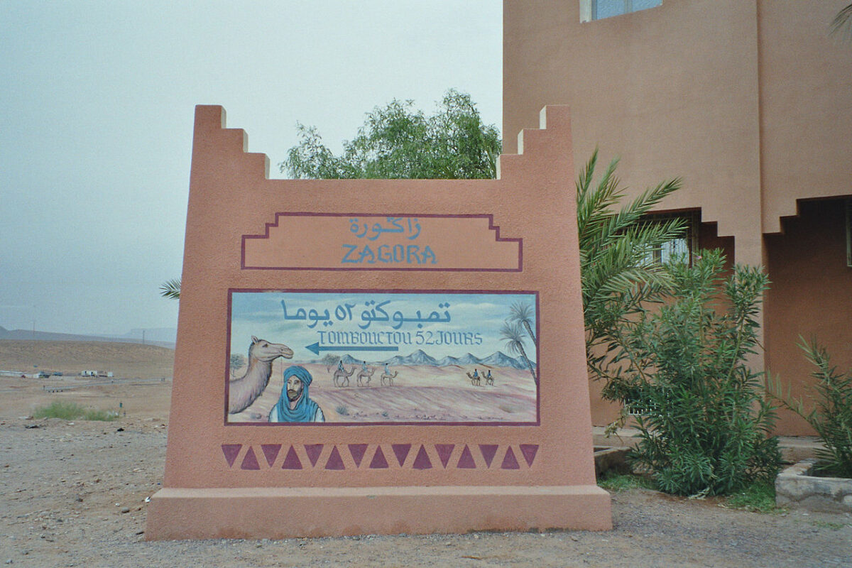Wegweiser nach Timbuktu, Reisedauer 52 Tage, Steinplatte